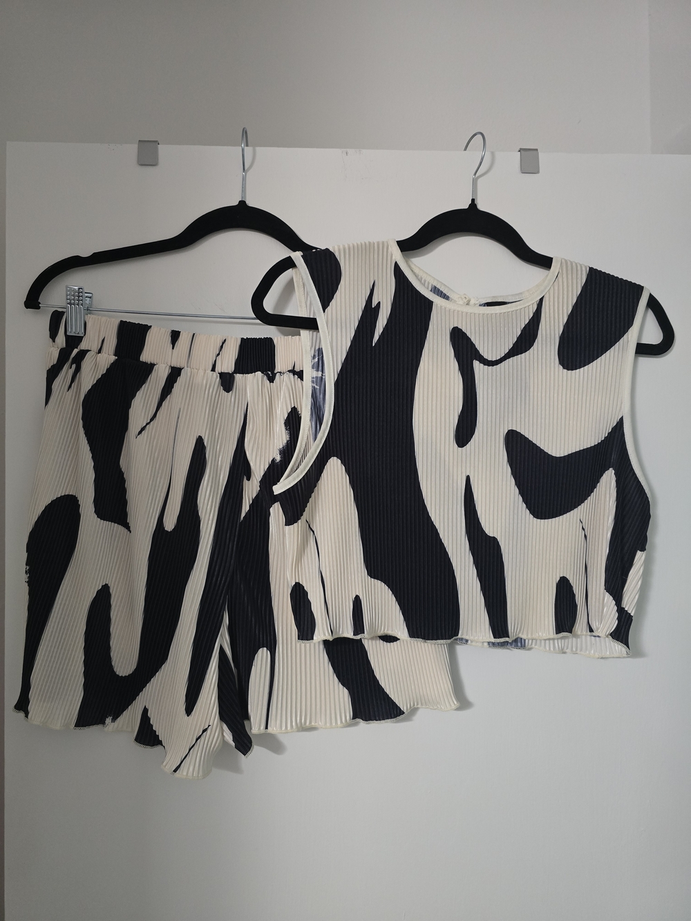 SHEIN Cream and Black Abstract Pleated Kids Shorts Set
